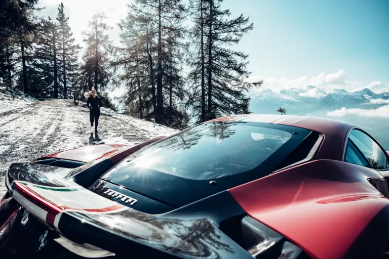 Fabienne Wohlwend für das Ferrari Jahrbuch mit ihrem Ferrari Pista
