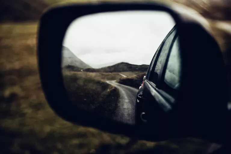 Offroad Geländewagen Story mit stimmungsvoller Landschaft in den Westalpen